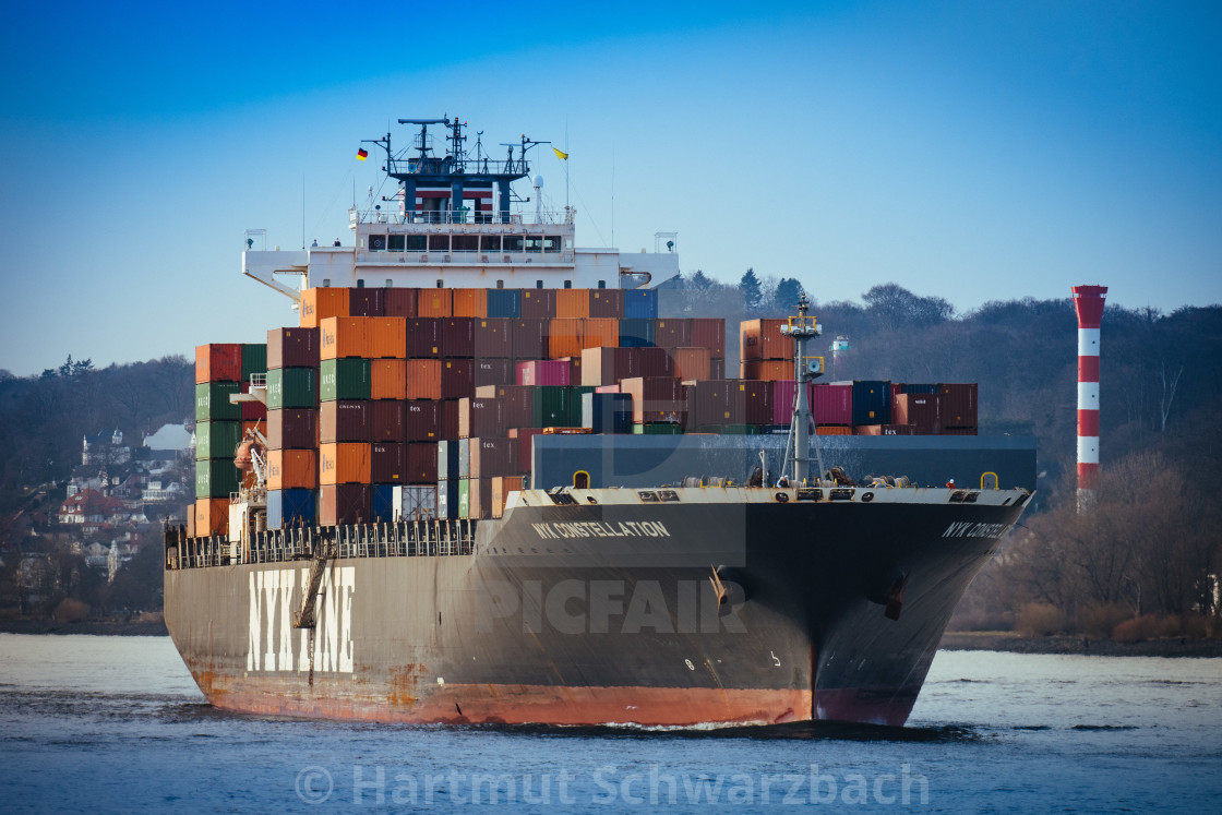 "Blick auf die Elbe mit Containerschiff" stock image