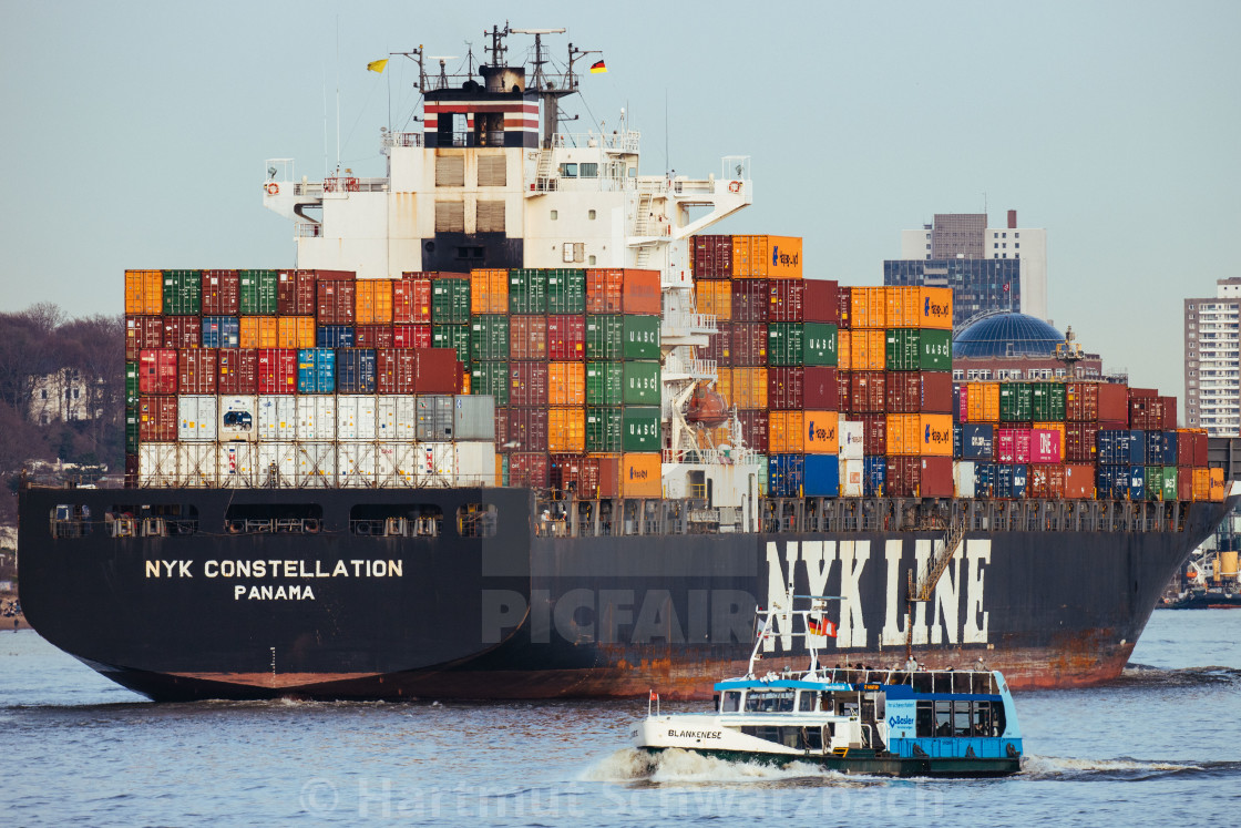 "Blick auf die Elbe mit Containerschiff" stock image