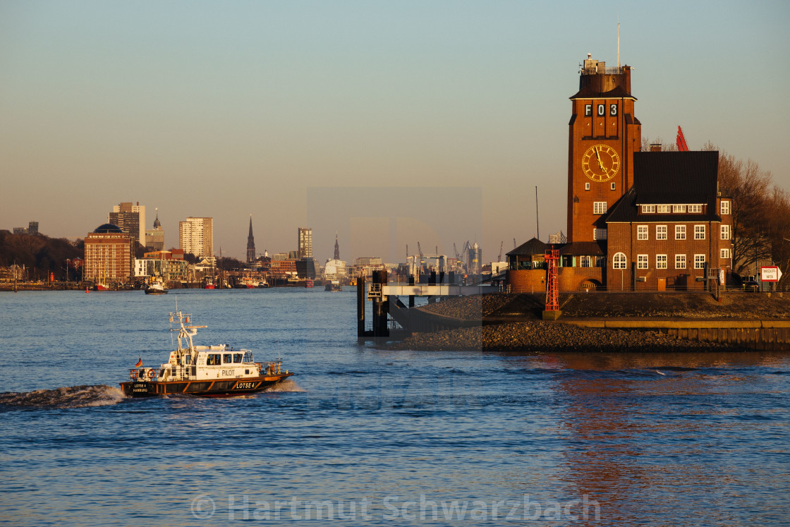 "Blick auf die Elbe und das Lotsenhaus" stock image