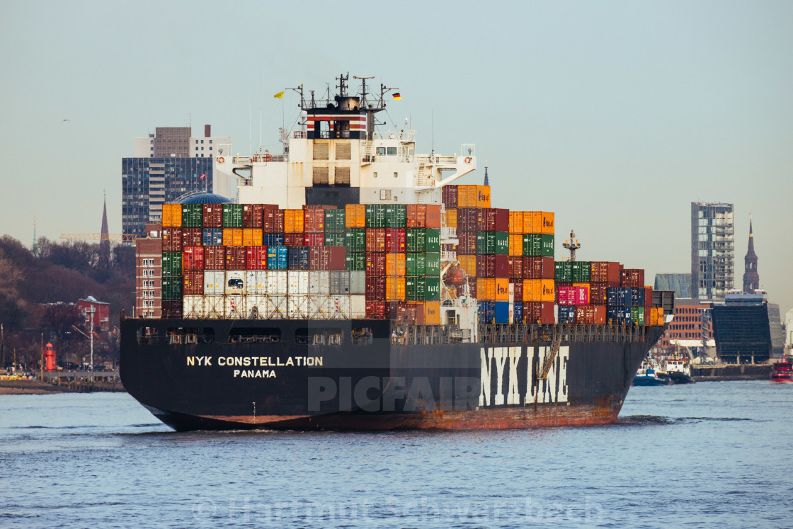 "Blick auf die Elbe mit Containerschiff" stock image