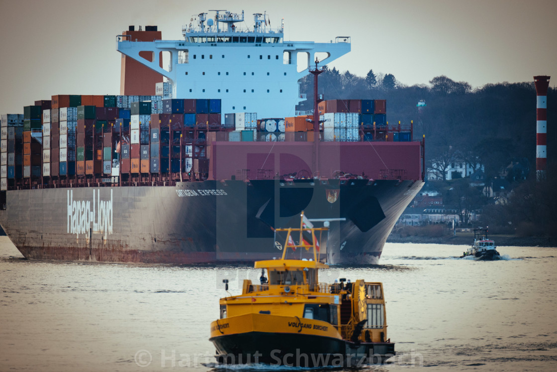 "Blick auf die Elbe mit Containerschiffen" stock image