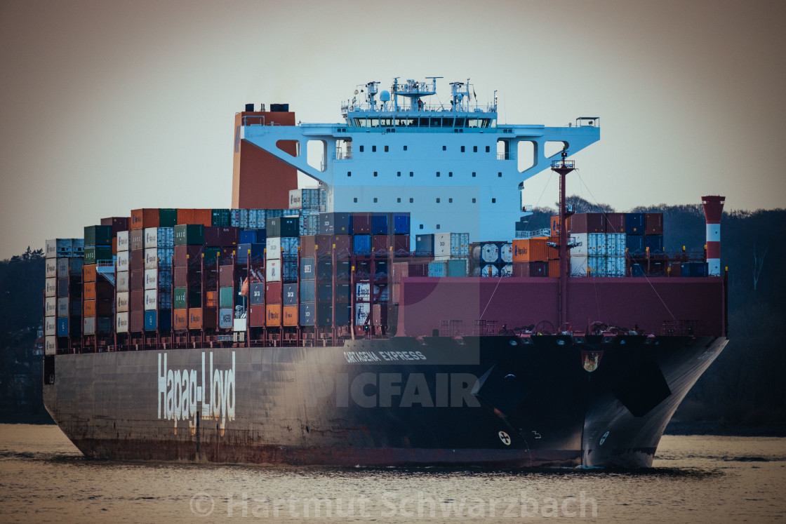 "Blick auf die Elbe mit Containerschiffen" stock image