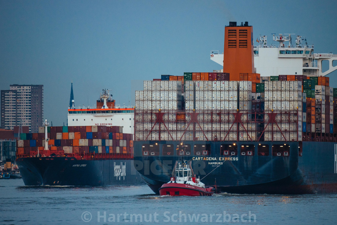 "Blick auf die Elbe mit Containerschiffen" stock image