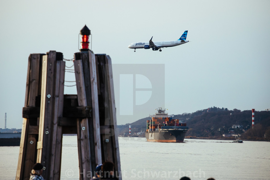 "Blick auf die Elbe mit Containerschiff" stock image