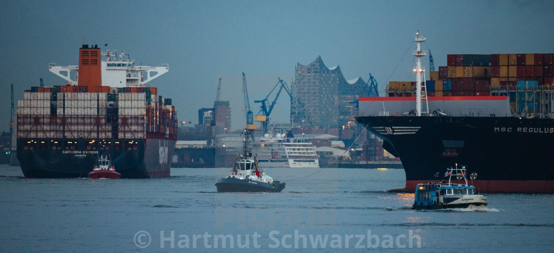 "Blick auf die Elbe mit Containerschiffen" stock image