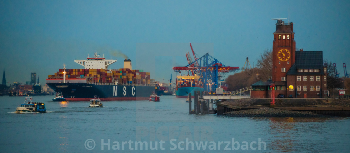 "Blick auf die Elbe mit Containerschiffen" stock image