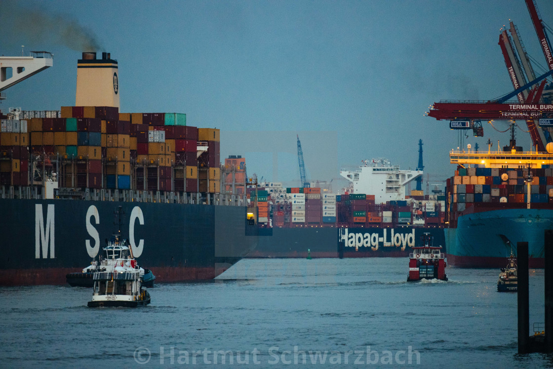 "Blick auf die Elbe mit Containerschiffen" stock image