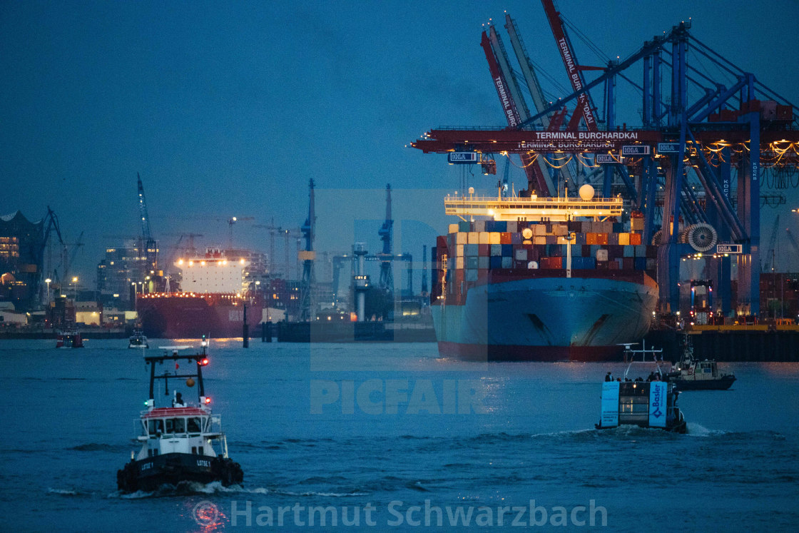 "Blick auf die Elbe mit Containerschiffen" stock image