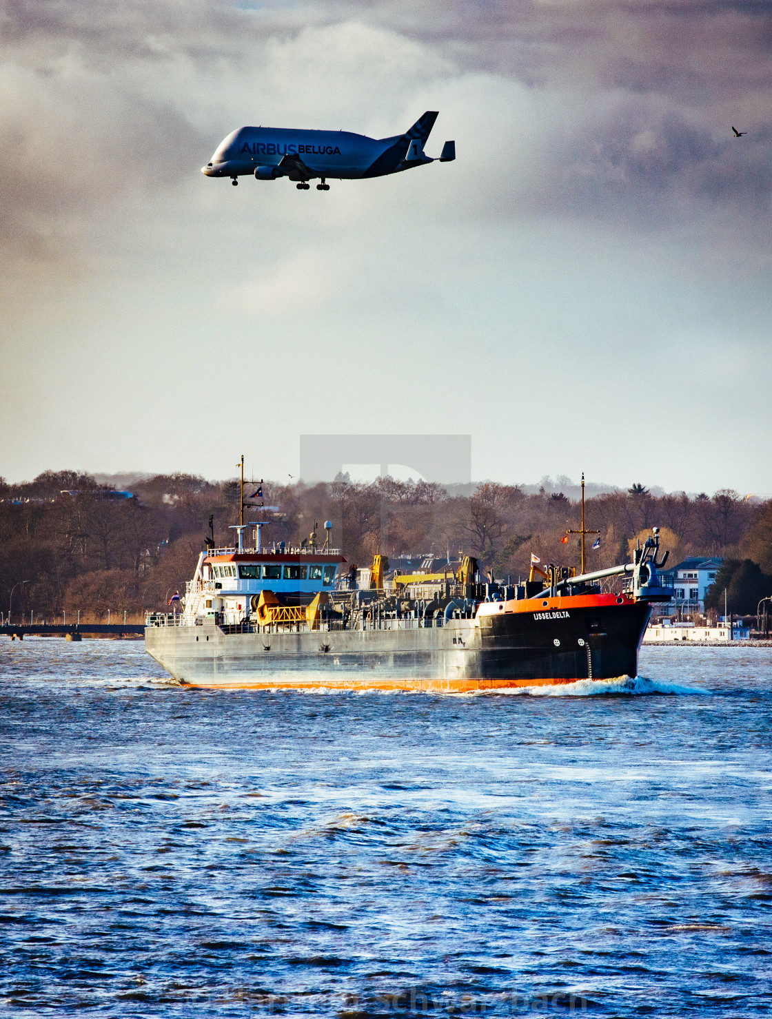 "Blick auf die Elbe mit Containerschiff" stock image