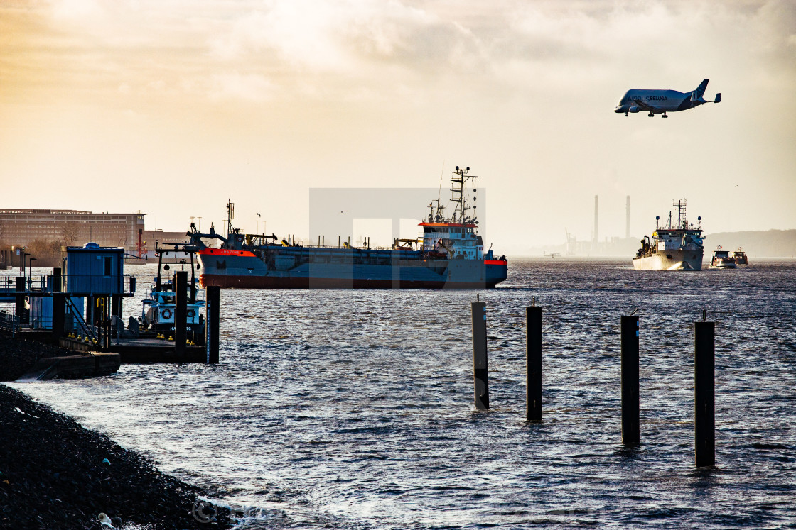 "Blick auf die Elbe mit Containerschiff" stock image