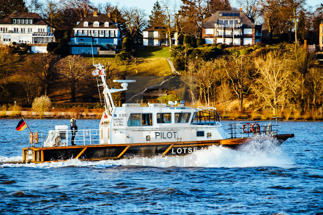 "Blick auf die Elbe mit Lotsenboot" stock image