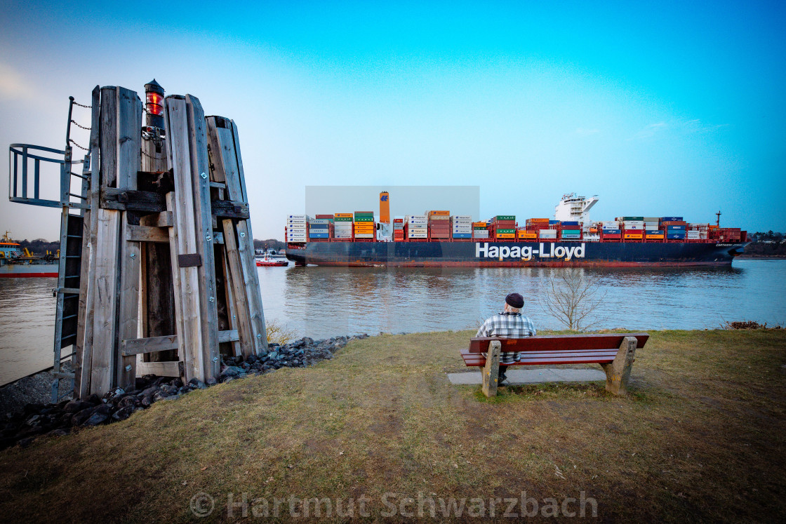 "Blick auf die Elbe mit Containerschiffen" stock image