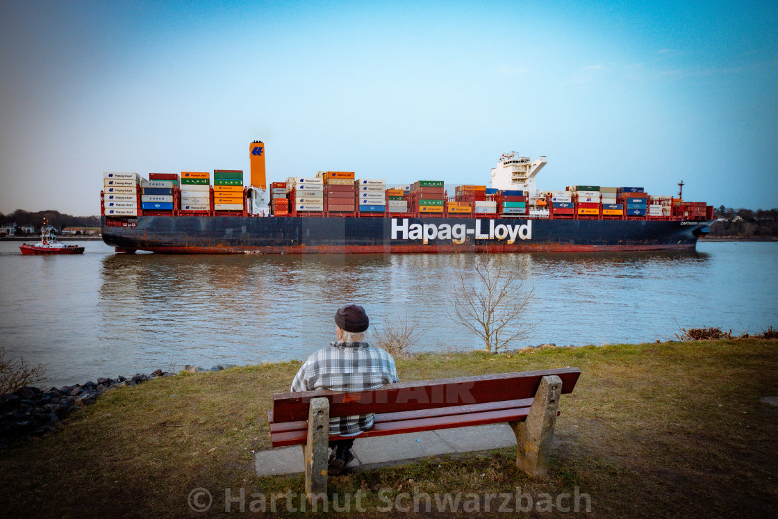 "Blick auf die Elbe mit Containerschiffen" stock image