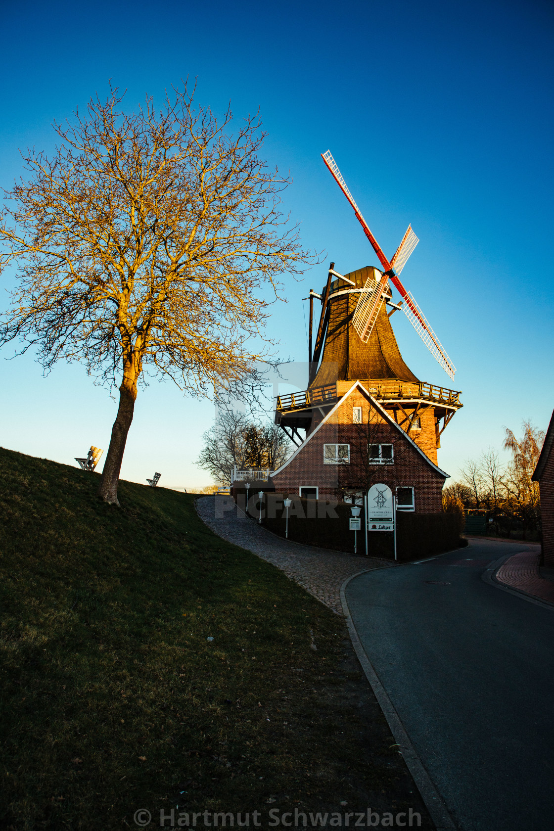 "Historische Mühle hinterm Deich in Jork an der Elbe Historische" stock image