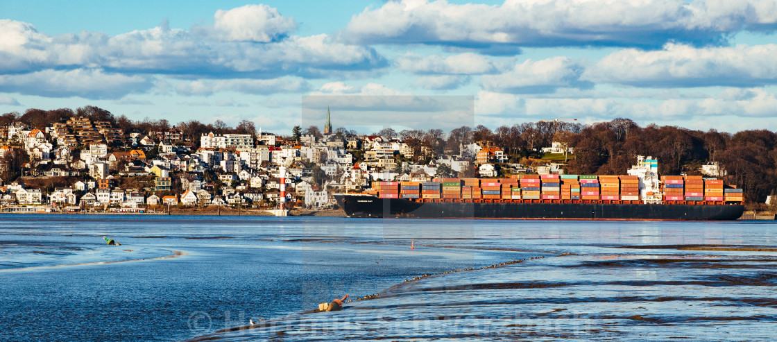 "Blick auf die Elbe mit Containerschiff" stock image