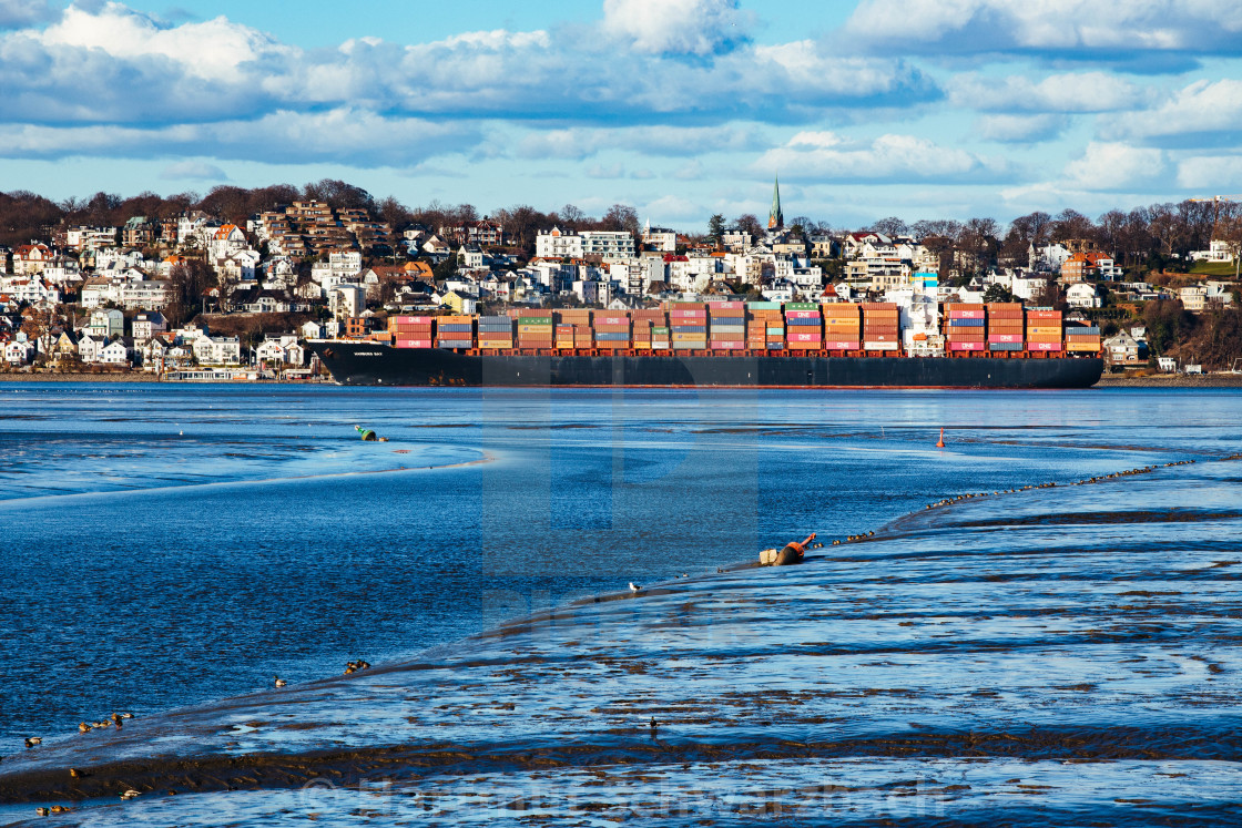 "Blick auf die Elbe mit Containerschiff" stock image