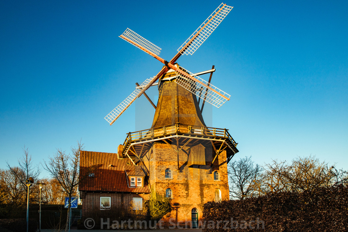 "Historische Mühle hinterm Deich in Jork an der Elbe Historische" stock image