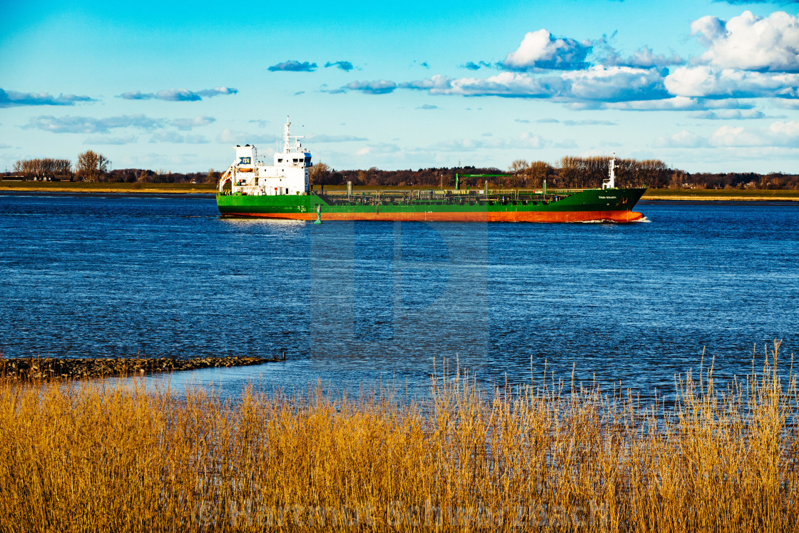 "Blick auf die Elbe mit Chemietanker" stock image