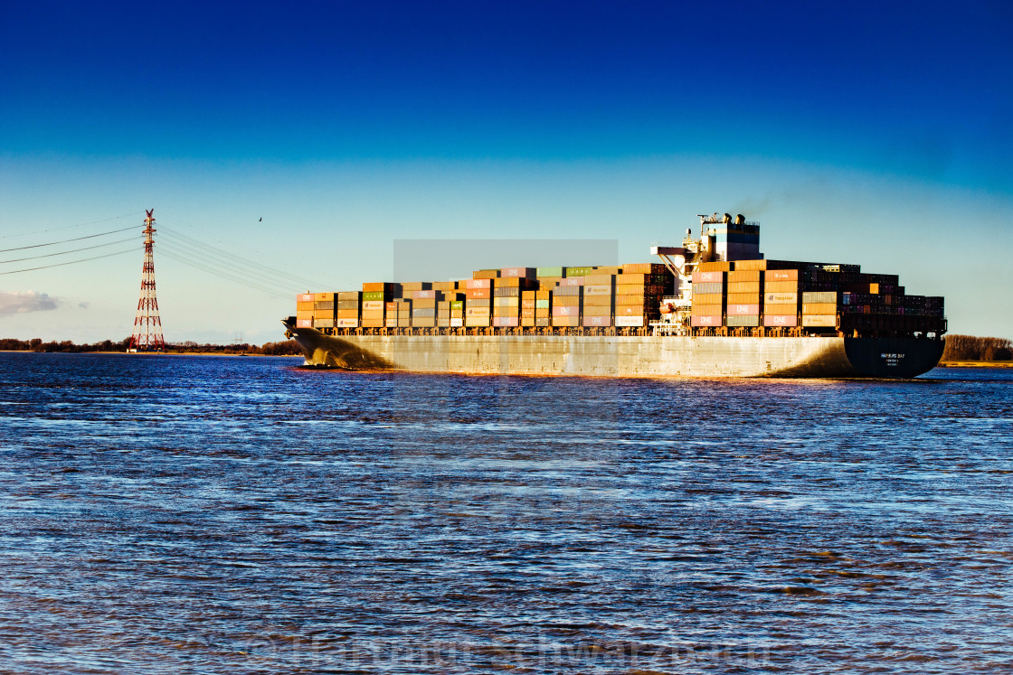 "Blick auf die Elbe mit Containerschiff" stock image