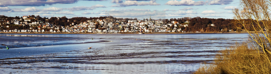 "Panoramafoto von Blankenese an der Elbe bei Ebbe" stock image