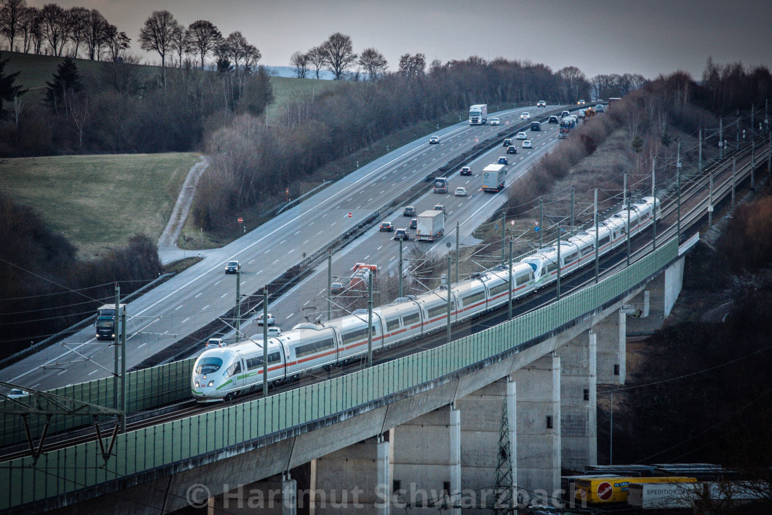 "Intercity der DB vor Autobahn A3" stock image