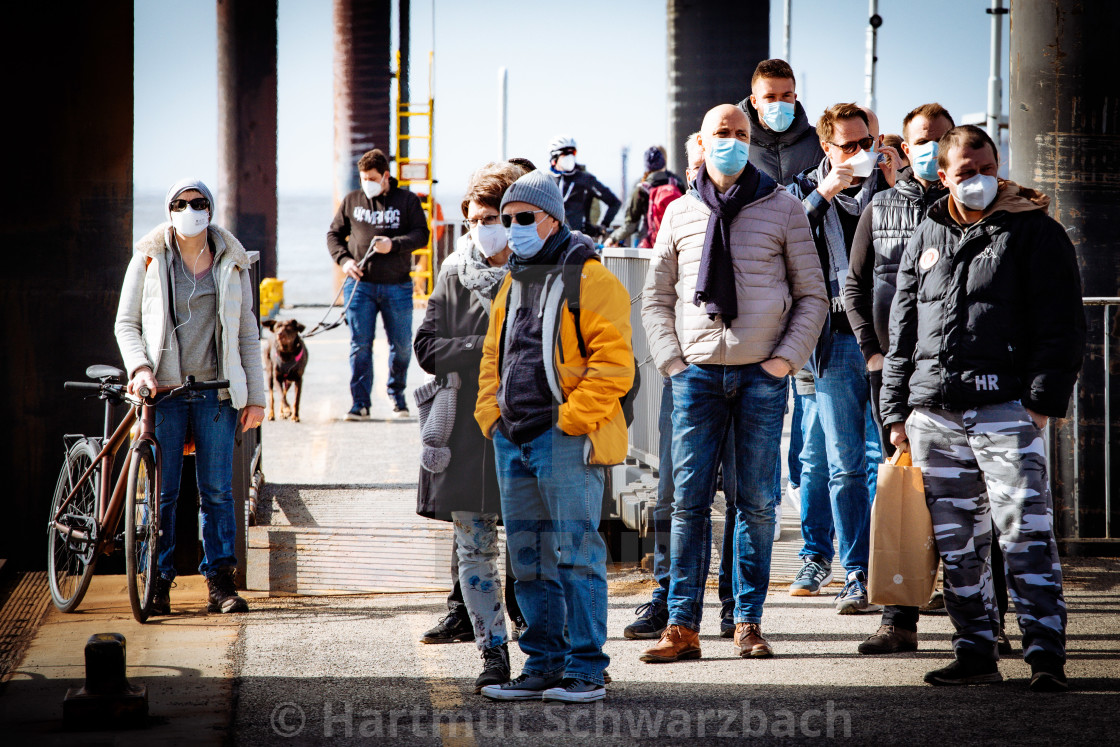 "HVV Fahrgäste mit Masken an der Elbe" stock image