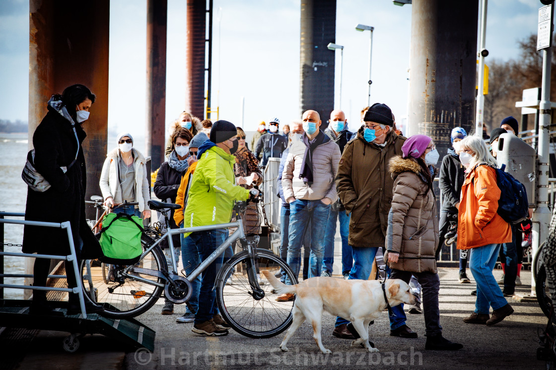 "HVV Fahrgäste mit Masken an der Elbe" stock image