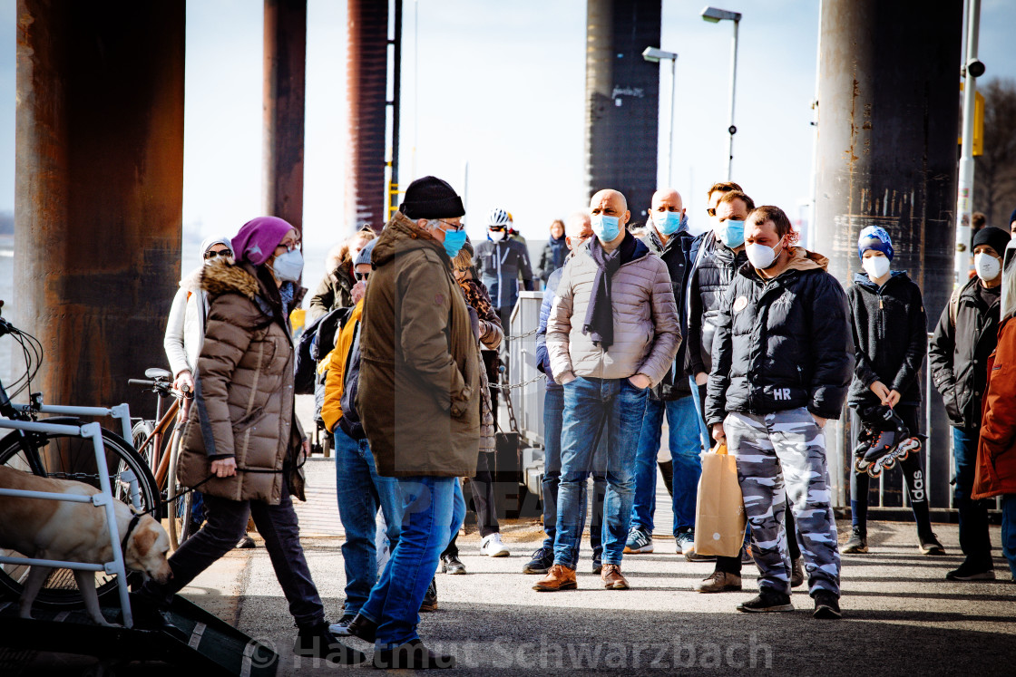 "HVV Fahrgäste mit Masken an der Elbe" stock image