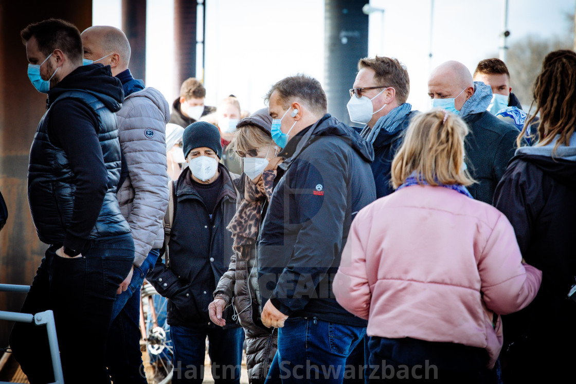 "HVV Fahrgäste mit Masken an der Elbe" stock image