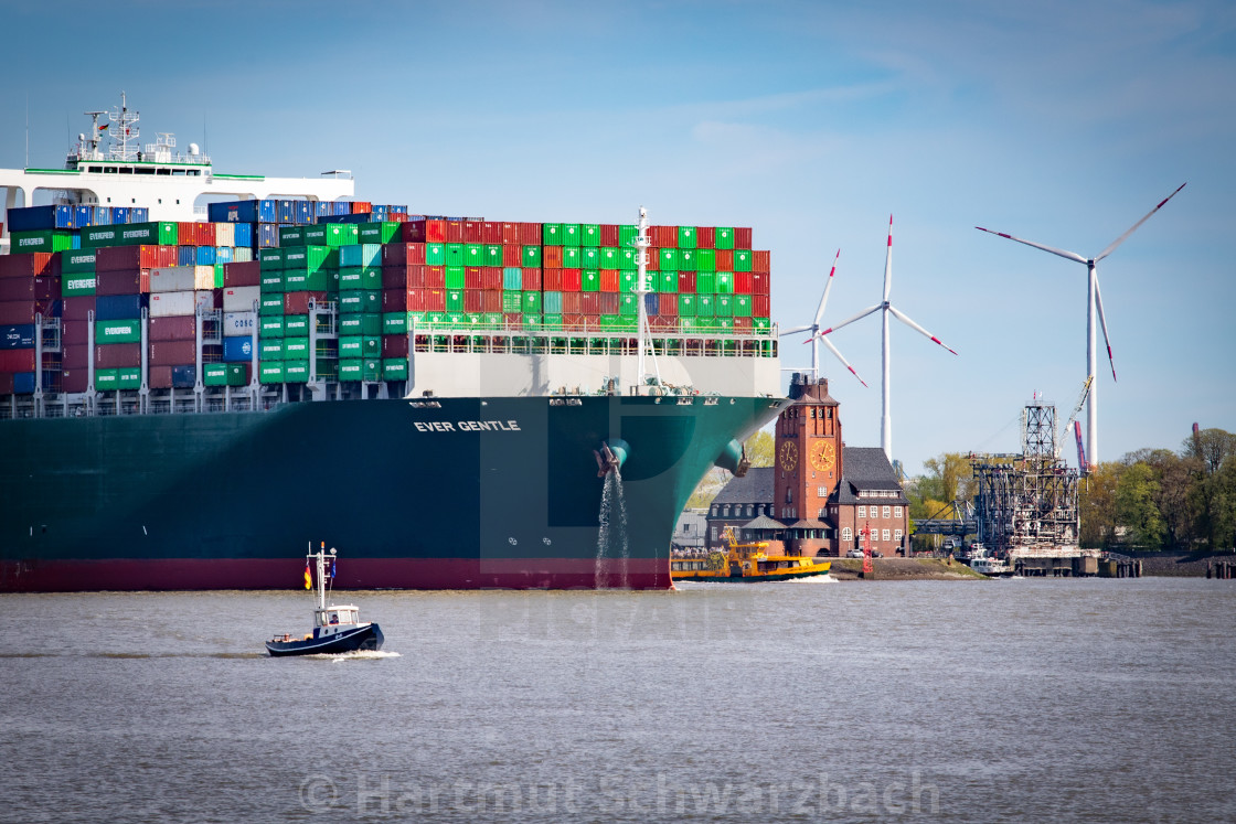 "Containerschiff Ever Gentle auf der Elbe" stock image