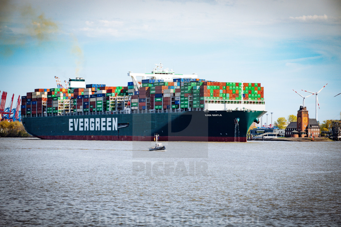 "Containerschiff Ever Gentle auf der Elbe" stock image