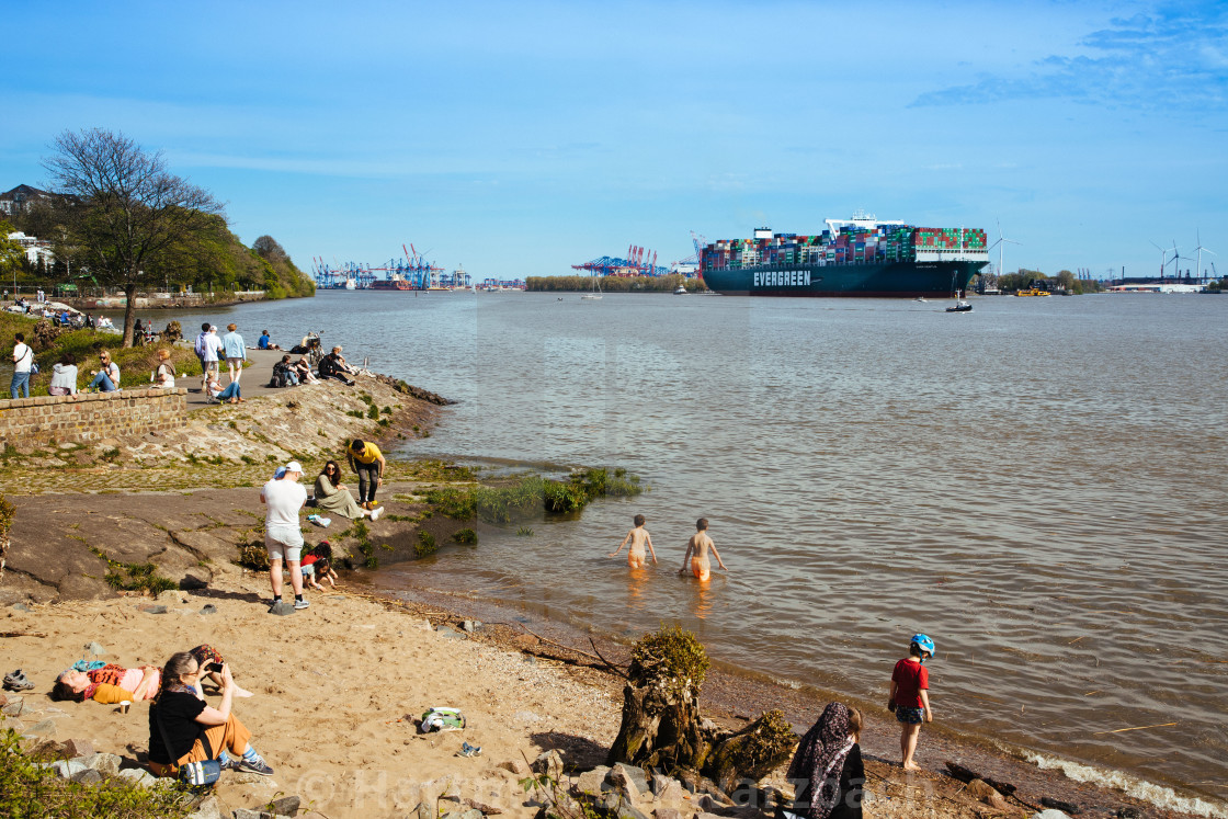 "Containerschiff Ever Gentle auf der Elbe" stock image