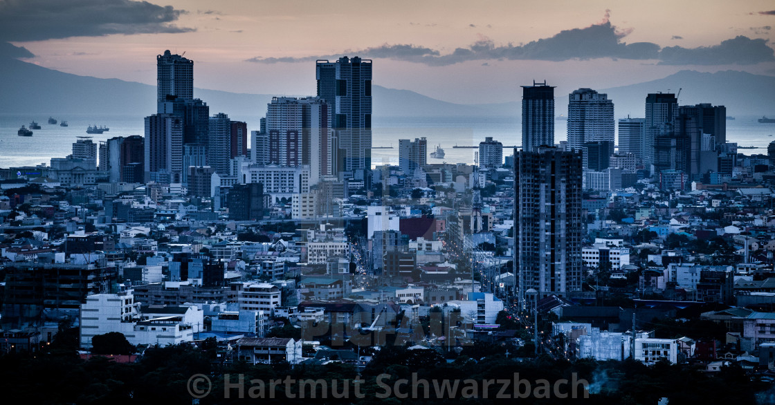 "PHL , Manila, Die Skyline von Manila und der Blick vom Finanzzentrum Makati auf die Bucht von Manila. [(c) Hartmut Schwarzbach/argus, Veroeffentlichung nur gegen Honorar und Urhebervermerk, Belegexemplar an H.Schwarzbach/argus, Eidelstedter Weg 65, 20255" stock image