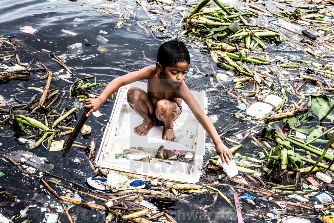 "Reportage Im Meer aus Müll" stock image