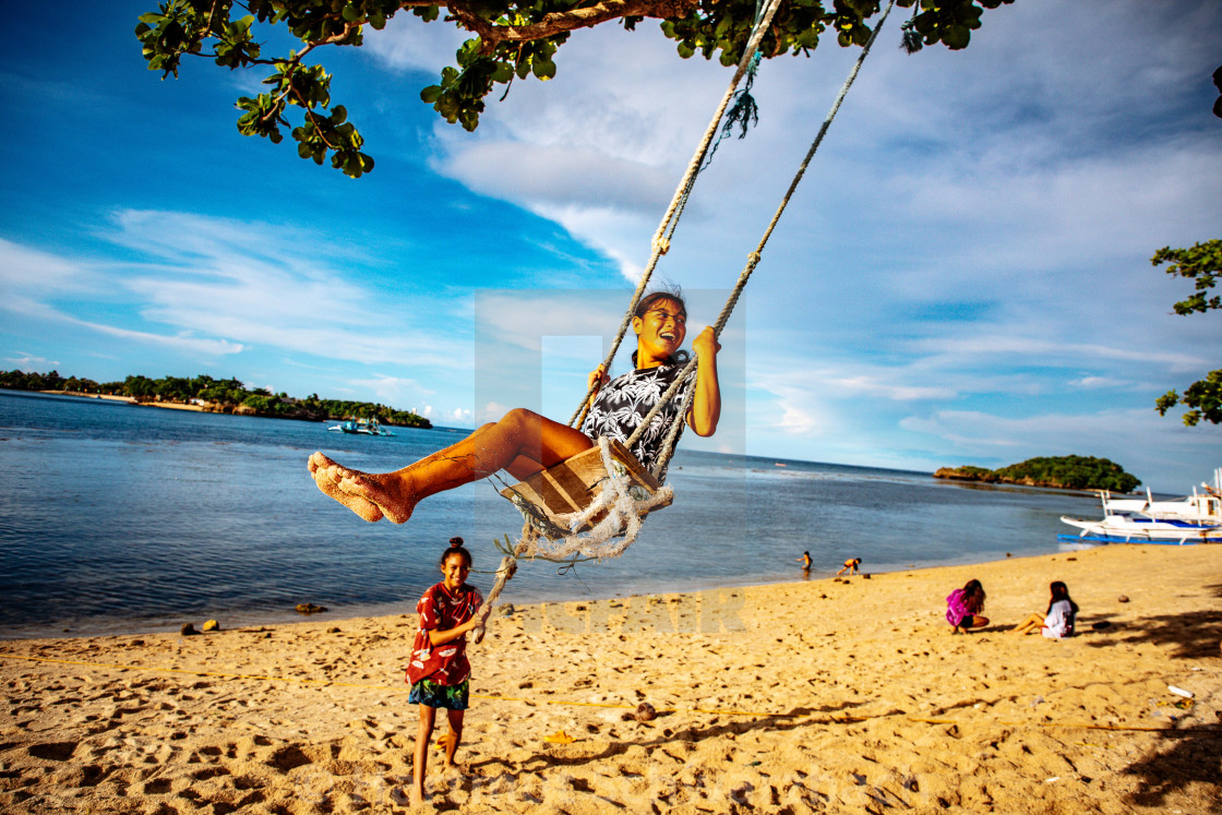 "Kinder auf einer Schaukel am Strand" stock image