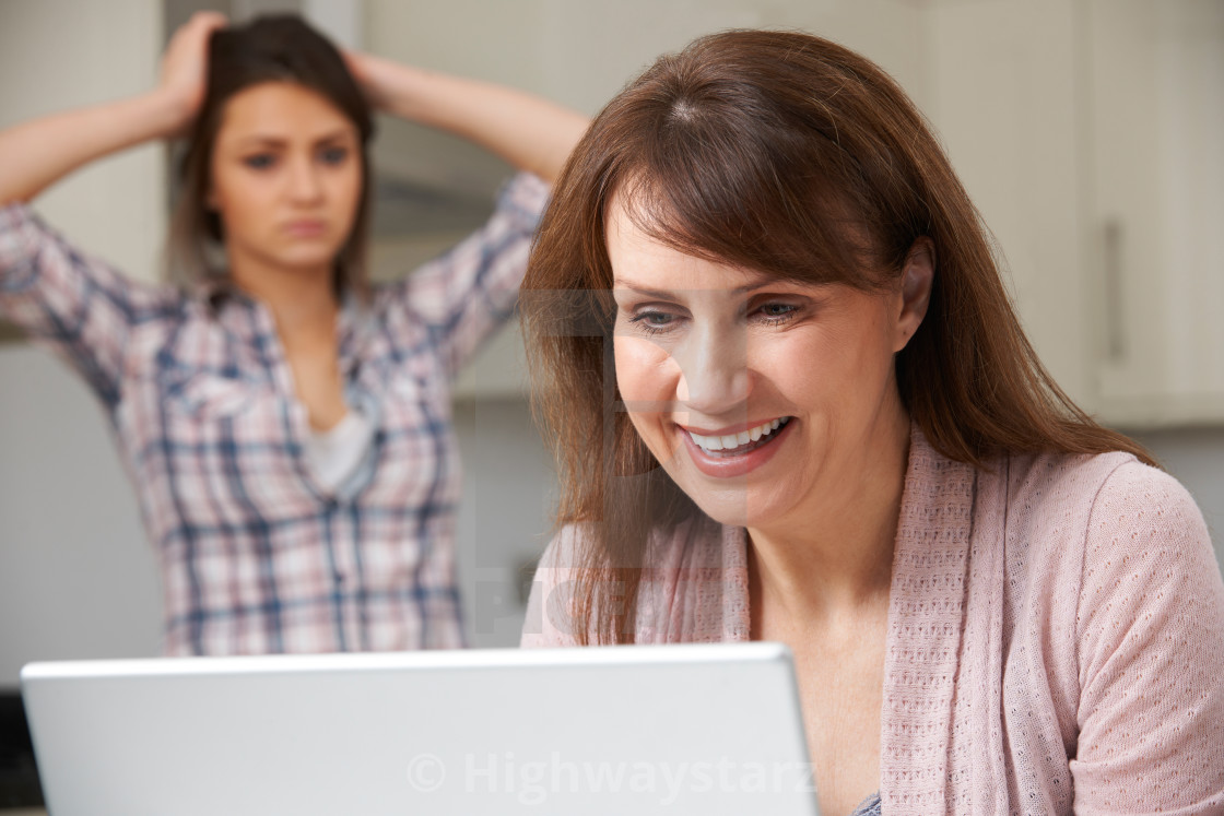 Stay at home mom. Use mother. Родители с ребенком в мфц красивое фото. Use mother. Готовка с детьми.