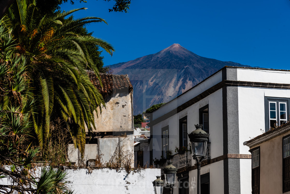 "View of the Teide volcano from Icod de los Vinos on a sunny day with blue sky" stock image