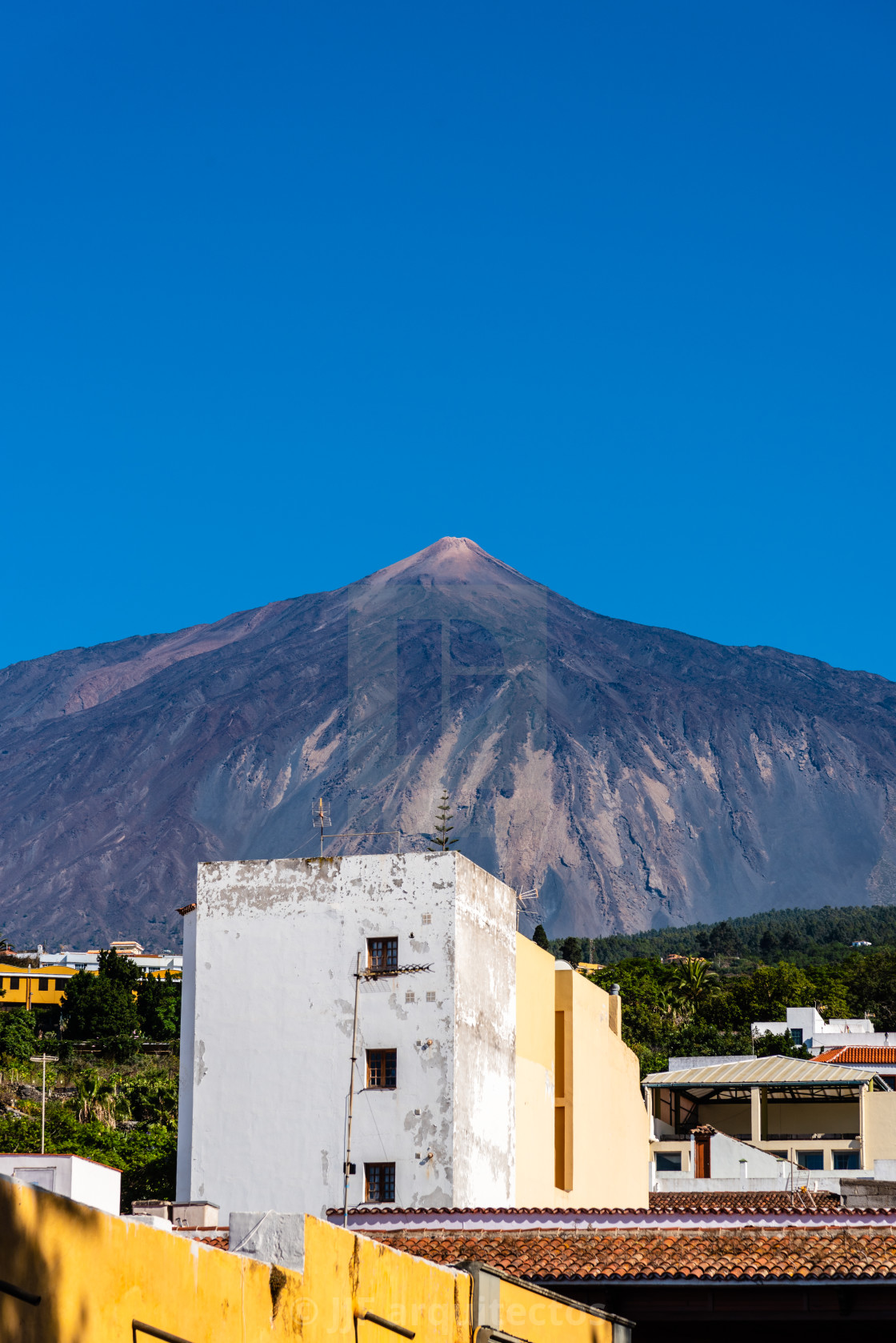 "View of the Teide volcano from Icod de los Vinos on a sunny day with blue sky" stock image