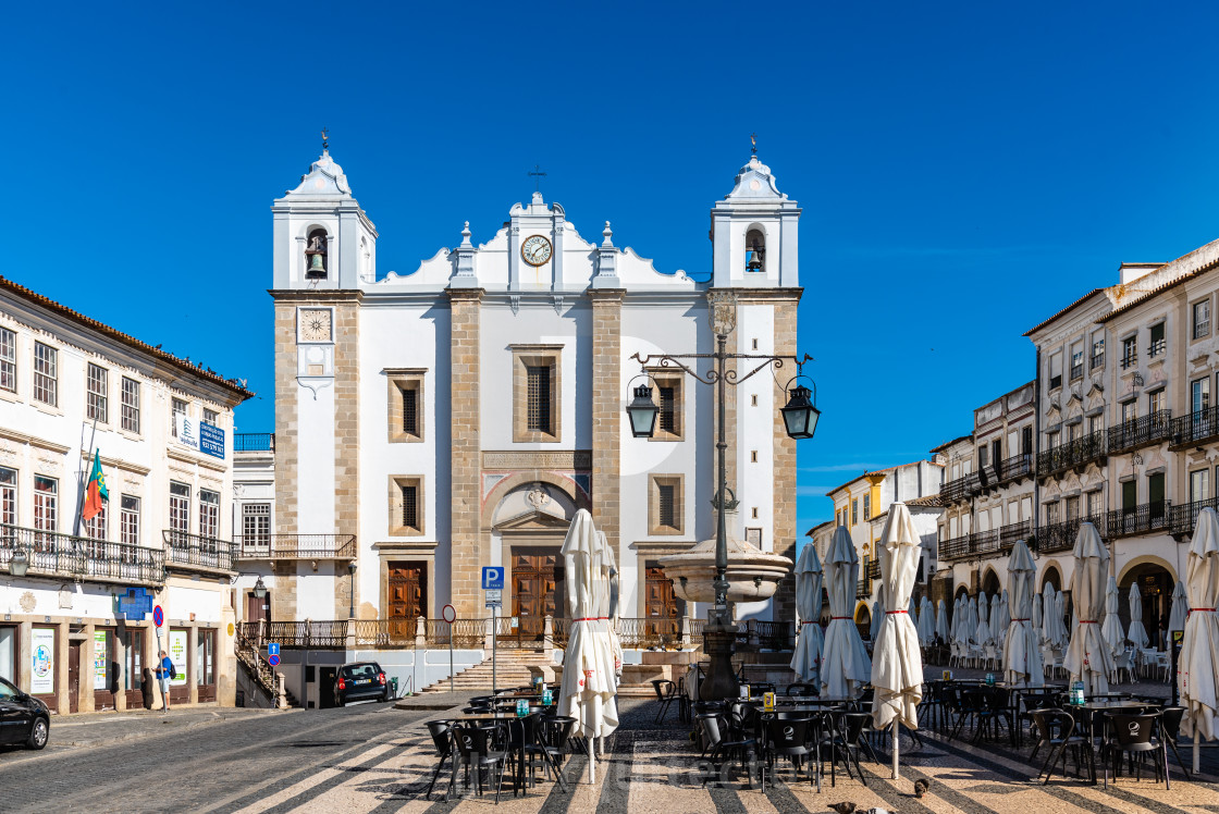 "Terraces of restaurants and cafes in Giraldo Square in the town centre of Evora" stock image