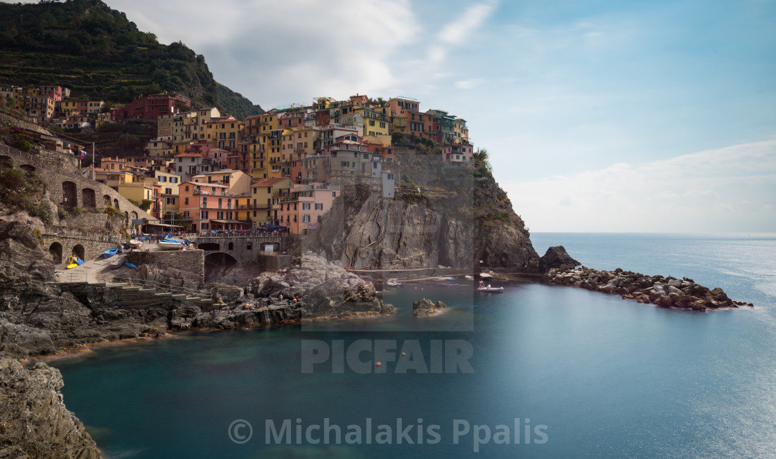 "Village of Manarola with colourful houses at the edge of the cliff Riomaggiore, Cinque Terre, Liguria, Italy" stock image