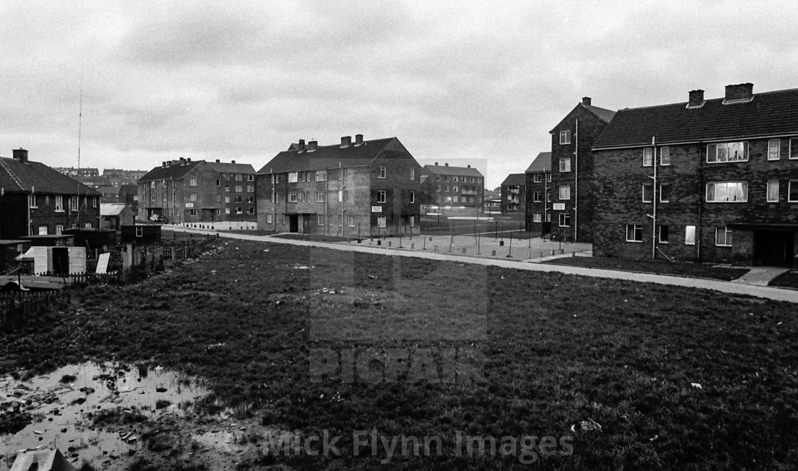 "Run down council estate with rubbish on fields near rough flats 1982" stock image