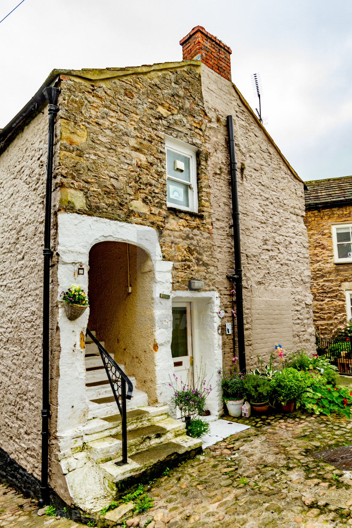 "Picturesque End Terrace Cottage, Richmond, North Yorkshire, England." by Peter W. Clark - 'photographer' - £15.00 "Picturesque End Terrace Cottage, Richmond, North Yorkshire, England." stock image