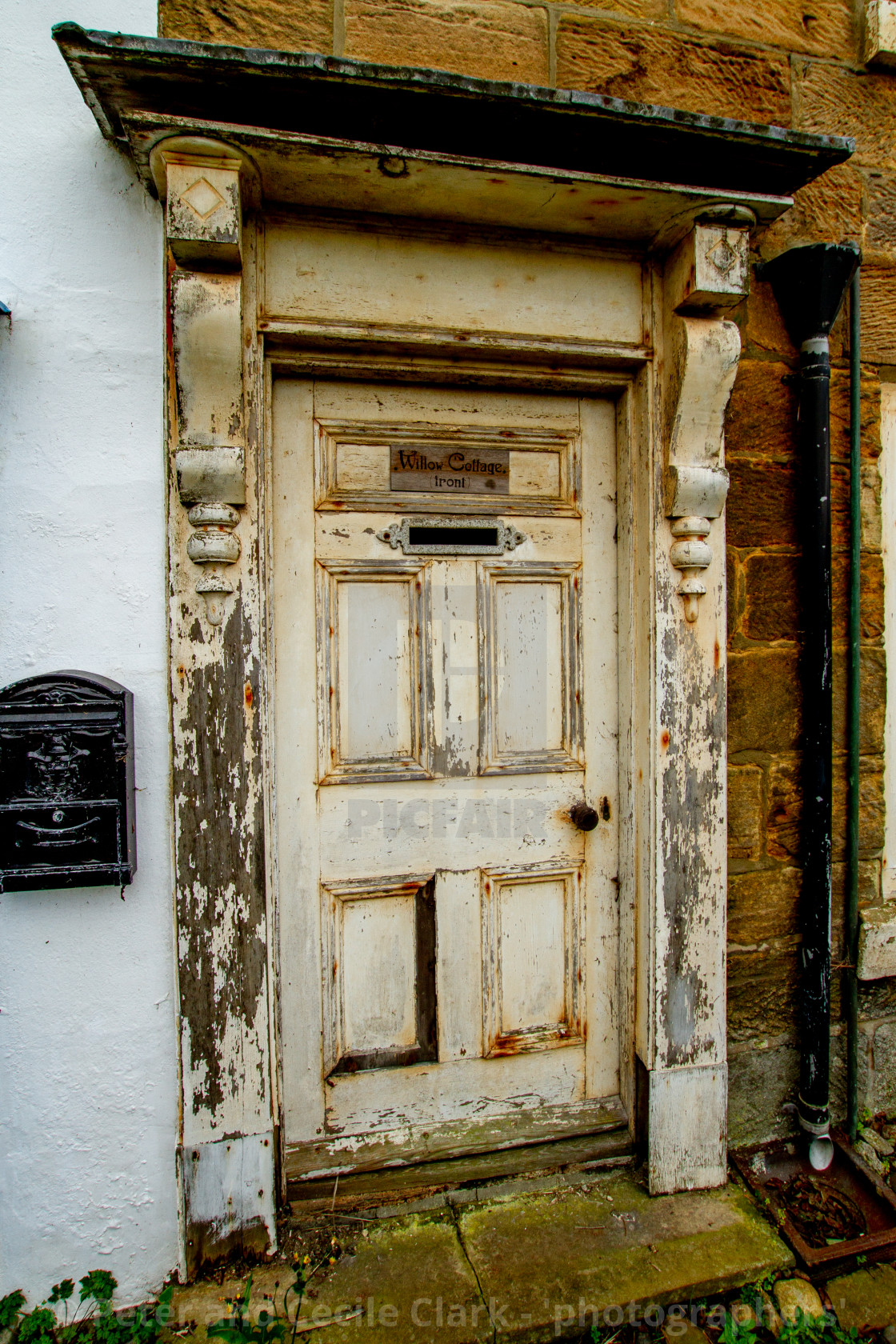 "Robin Hoods Bay, Entrance Door and Surround, Willow Cottage, Fisher Head" stock image