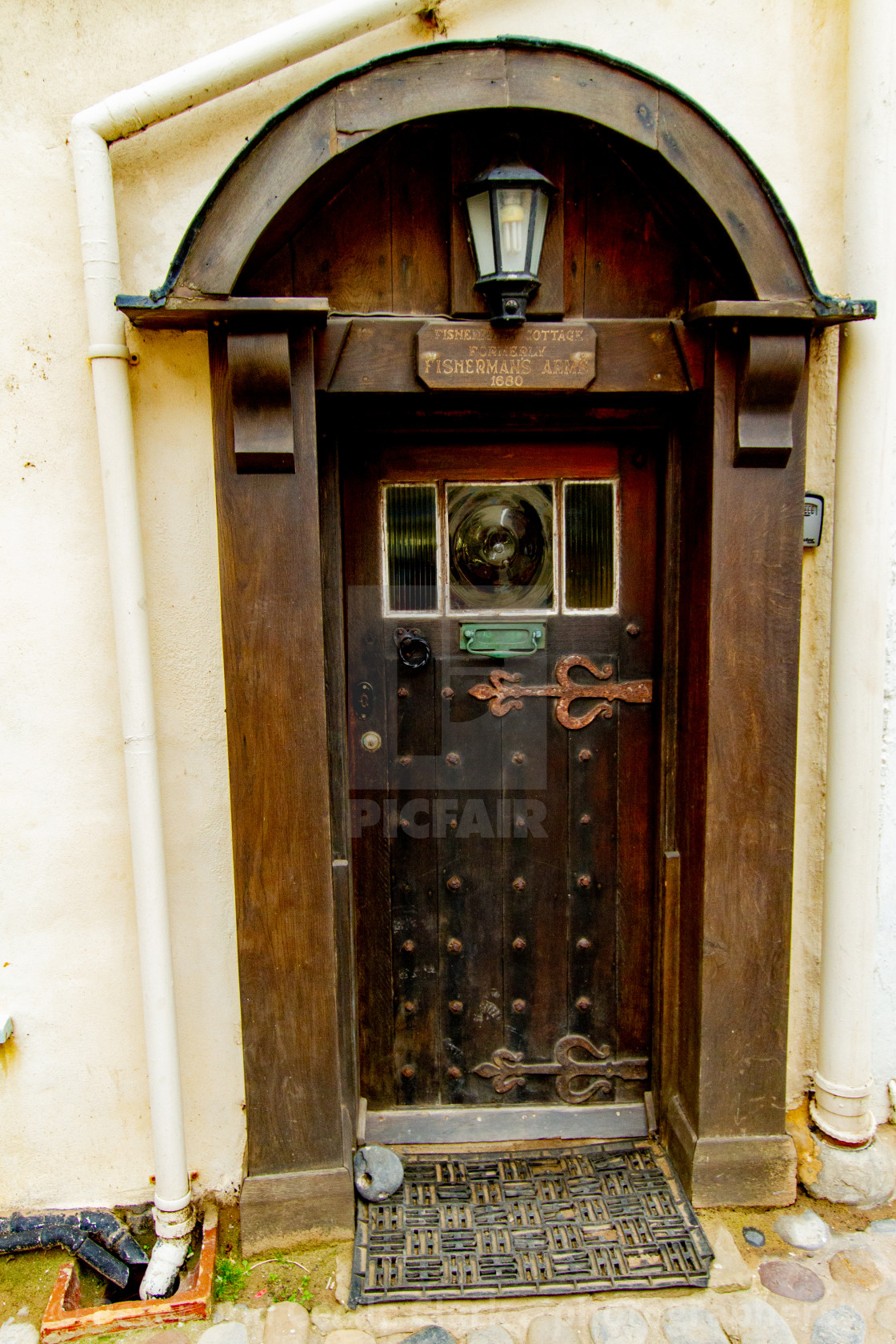 "Arched Entrance and Doorway to Fishermans Cottage, Robin Hoods Bay, Yorkshire East Coast. Formerly Fishermans Arms 1680" stock image