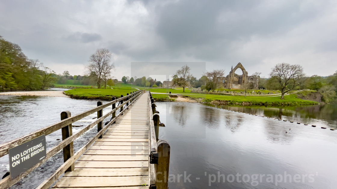 "River Wharfe Footbridge at Bolton Abbey, Yorkshire Dales." stock image