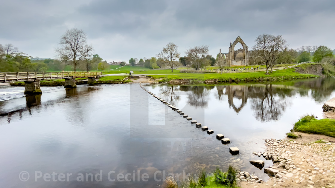 "River Wharfe Footbridge and Stepping Stones at Bolton Abbey, Yorkshire Dales." stock image