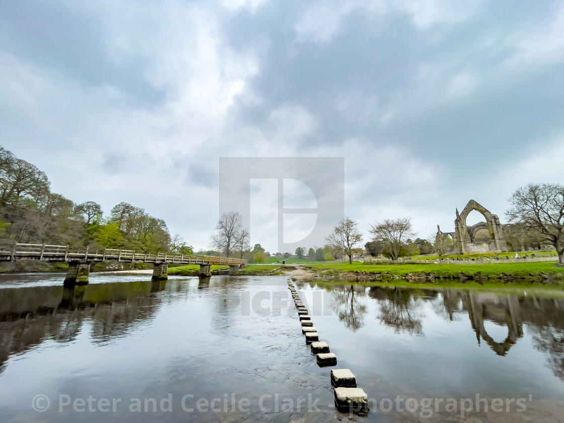 "River Wharfe Footbridge and Stepping Stones at Bolton Abbey, Yorkshire Dales." stock image