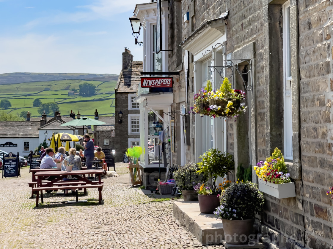 "Reeth, Kings Arms, Cobbled Forecourt. Swaledale, North Yorkshire." stock image