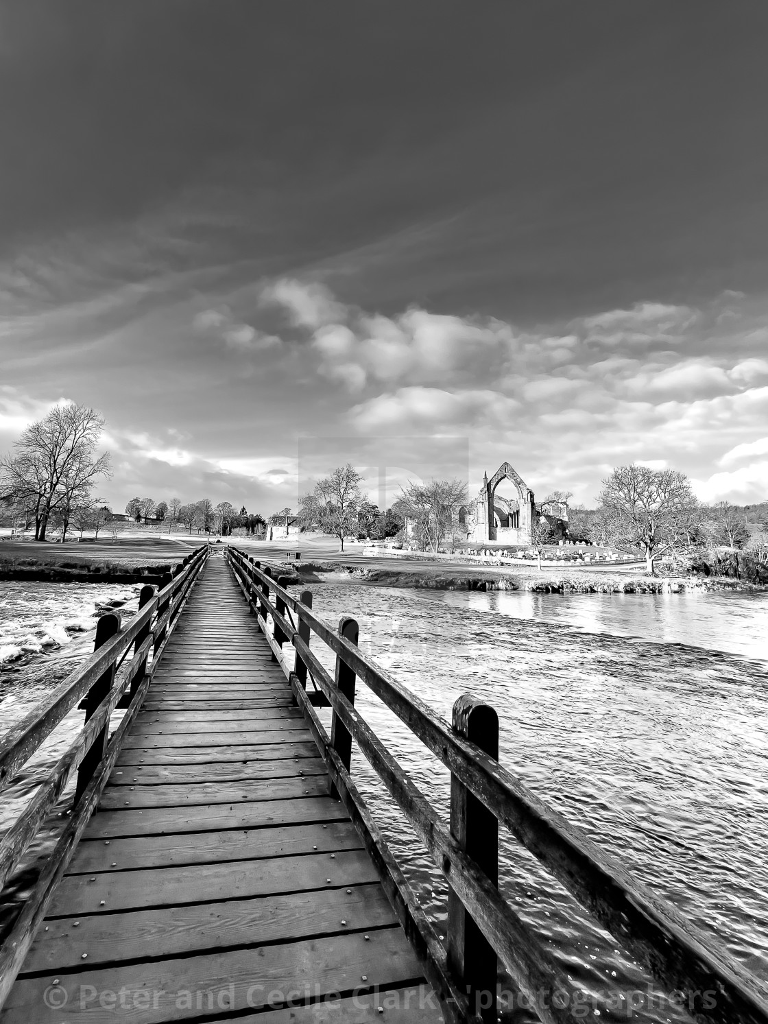 "River Wharfe Footbridge, Bolton Abbey, Yorkshire, Priory Ruins in the Background." stock image