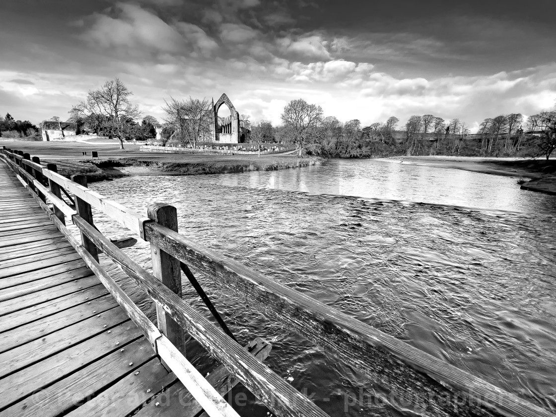 "River Wharfe Footbridge, Bolton Abbey, Yorkshire, Priory Ruins in the Background." stock image